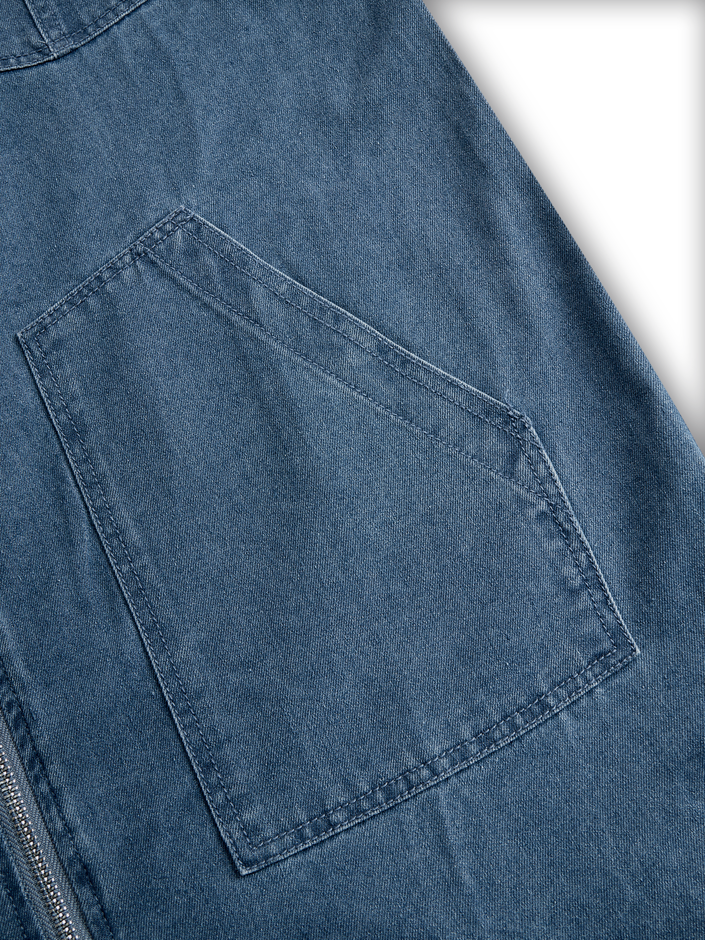 Casual women's denim jumpsuit with long sleeves, hood, zipper, and retro pocket details, featuring a loose fit and stylish design.