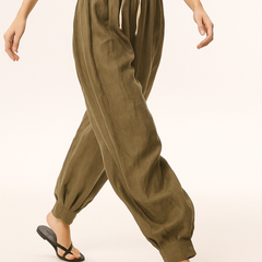 Light beige tapered linen trousers for women, loose pull-on style, casual pants with relaxed fit and comfortable waistband.