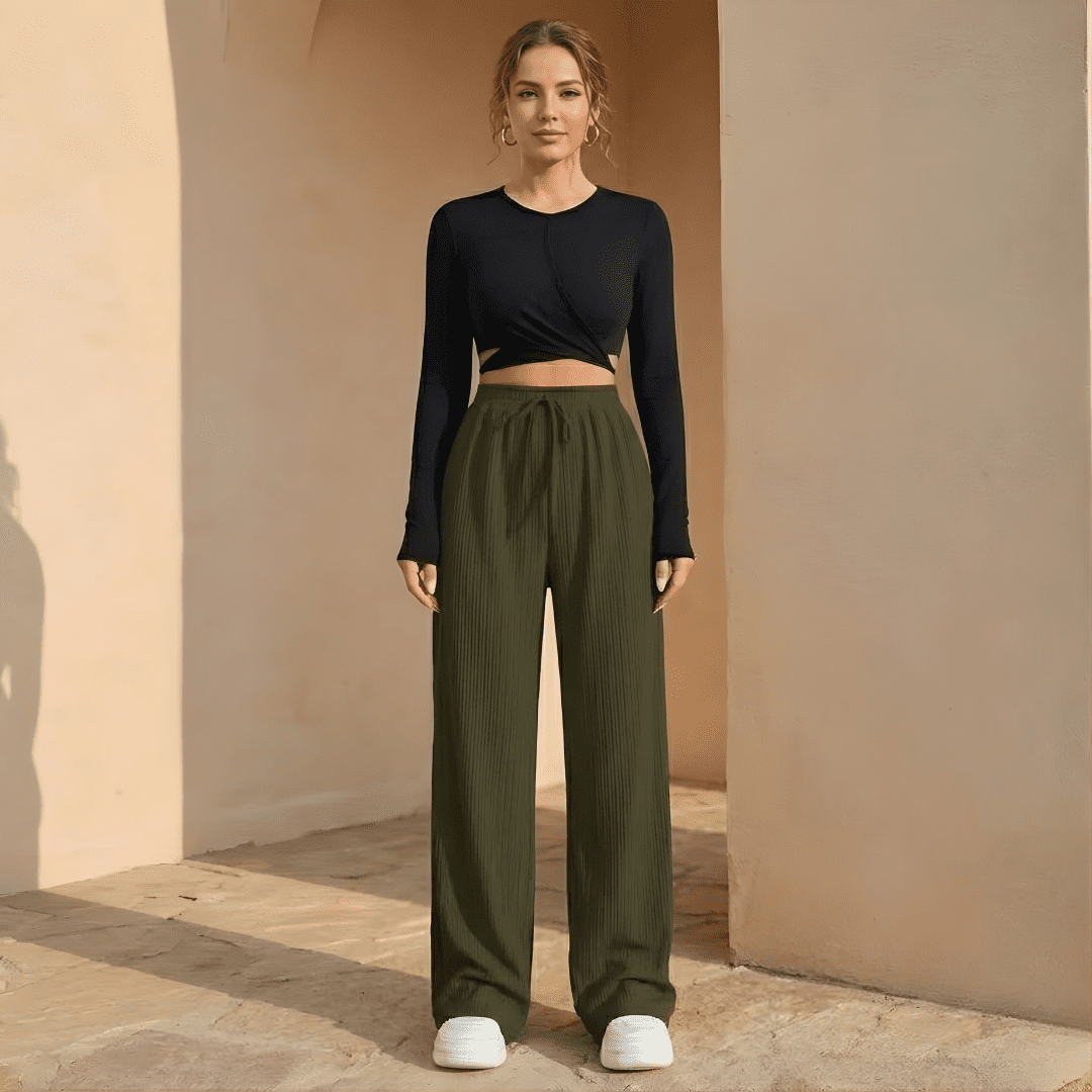 Women's plissé wide-leg trousers by Tammy Bradley, stylish flowy pants with pleated fabric and a relaxed fit.