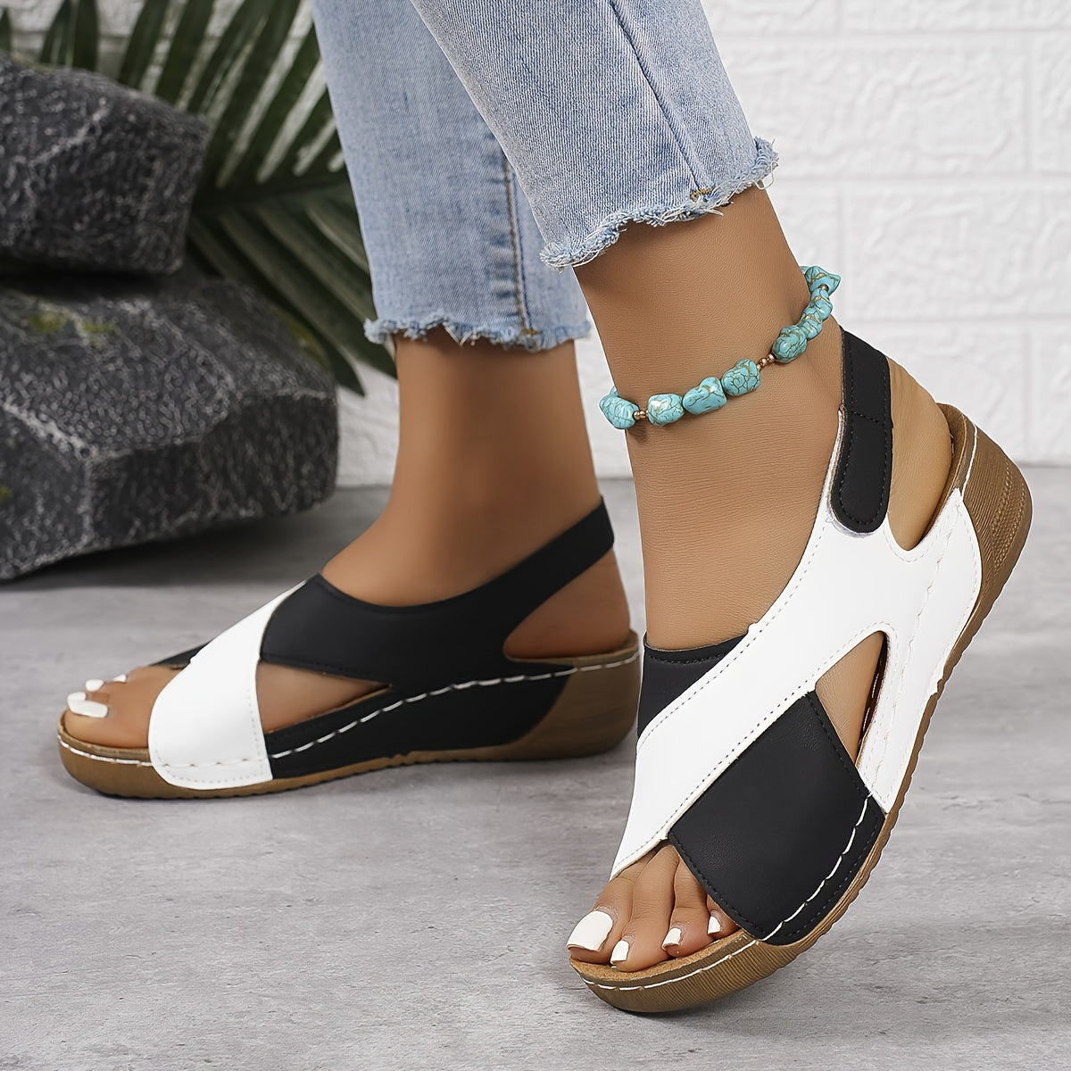 Orthopedic women's sandals with adjustable straps and cushioned soles, stylish and supportive footwear for comfortable walking.