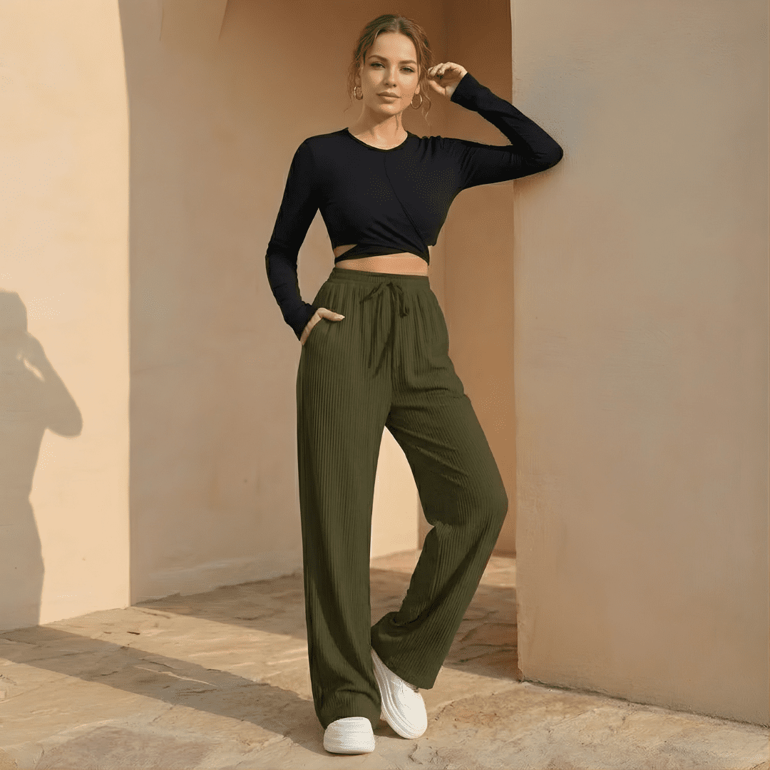 Women's Tammy Bradley plissé wide-leg trousers, stylish flowy pants with a relaxed fit and pleated design.
