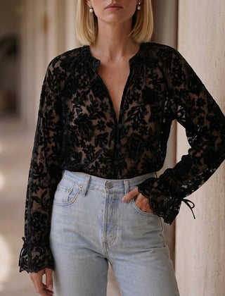 Black women's summer blouse with floral print, V-neck, and lace details, perfect for warm-weather casual wear.