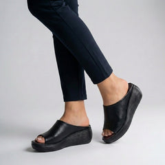 Black Tammy Bradley platform slide sandals with open toes, stylish and comfortable for women.