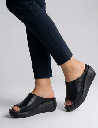 Black Tammy Bradley platform slide sandals with open toes, stylish and comfortable for women.