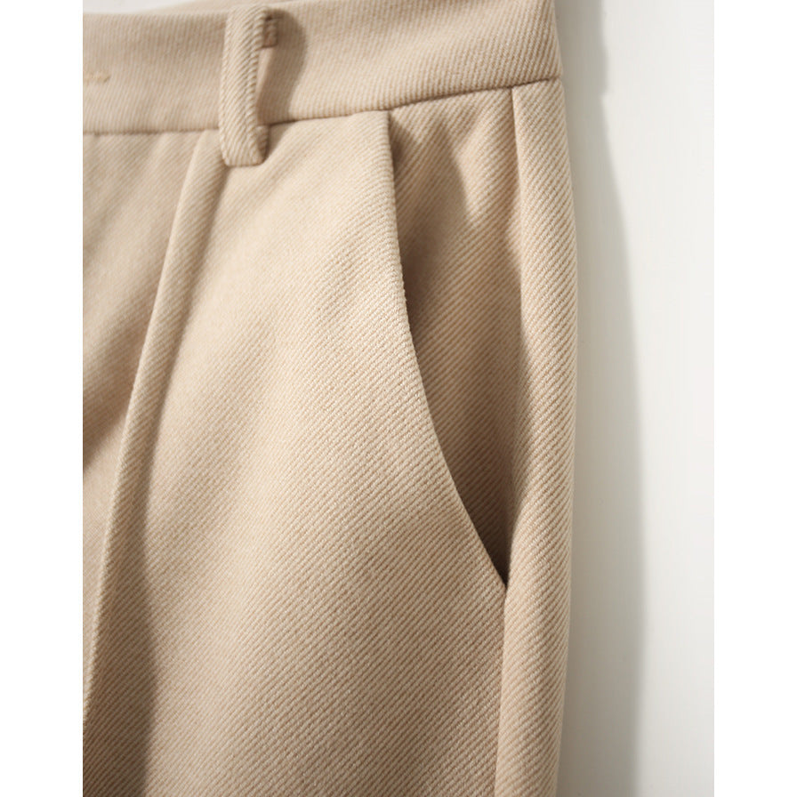 Women's wool tapered trousers in merino wool, stylish and comfortable pants for women, shown in a natural fit and fabric texture.