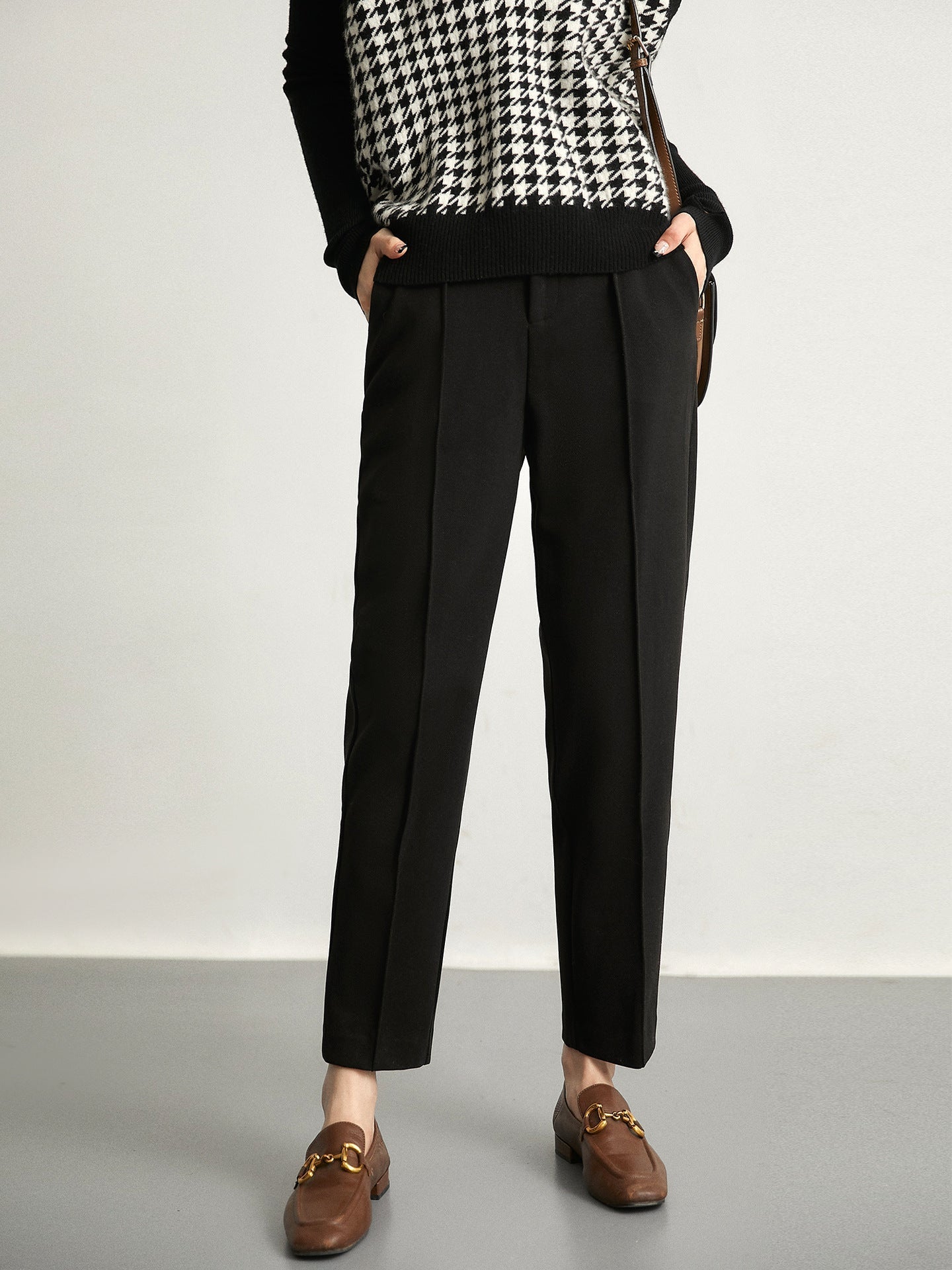 Women's wool tapered trousers made from merino wool, featuring a stylish fit and tailored design for everyday wear.