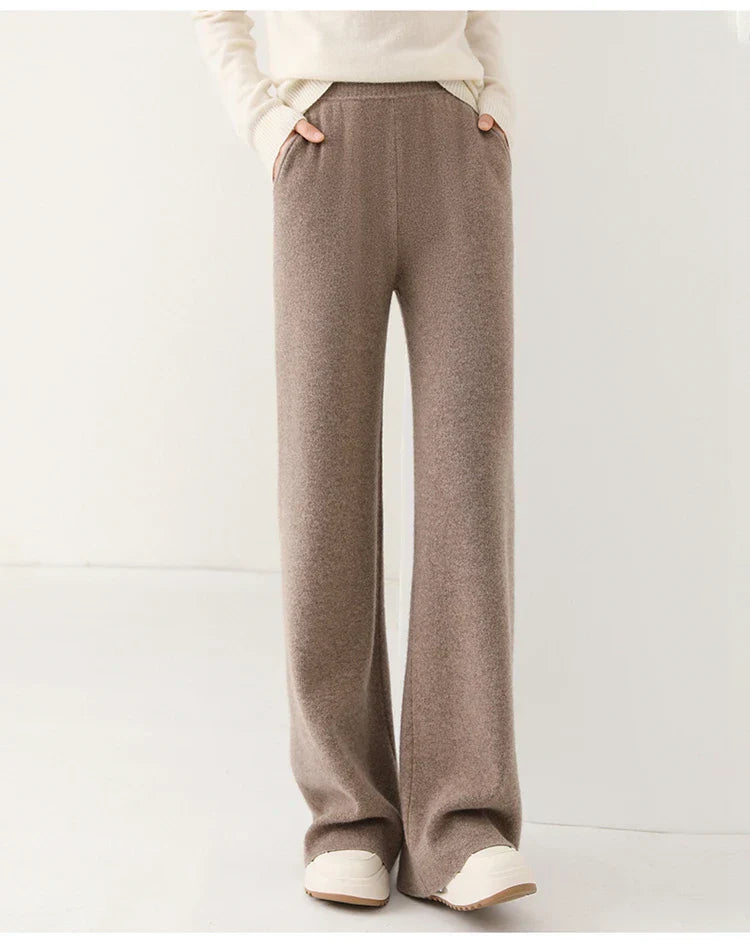 Women’s merino wool wide-leg joggers, stylish and comfortable pants with a relaxed fit and soft wool fabric.