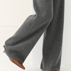 Women’s merino wool wide-leg joggers, stylish and comfortable pants with a relaxed fit, featuring soft, natural fabric.