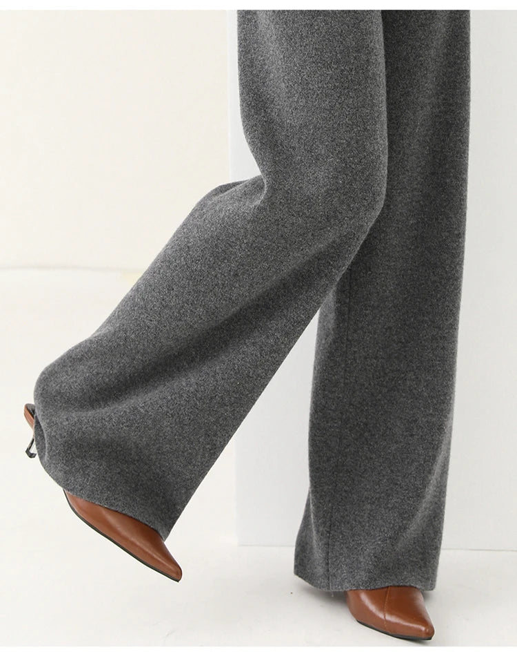 Women’s merino wool wide-leg joggers, stylish and comfortable pants with a relaxed fit, featuring soft, natural fabric.