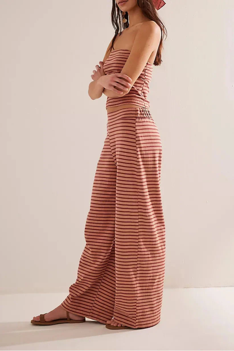 Women's knit wide-leg pull-on trousers, stylish and comfortable pants for women, featuring a loose fit and soft knit fabric.