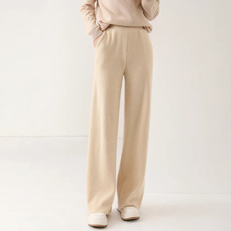 Women’s Merino wool wide-leg jogger pants, soft and comfortable, featuring a relaxed fit and stylish design.