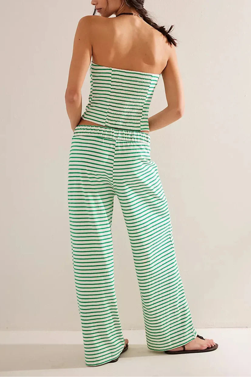 Women’s knit wide-leg trousers with a loose pull-on design, featuring a comfortable and stylish fit in soft fabric.