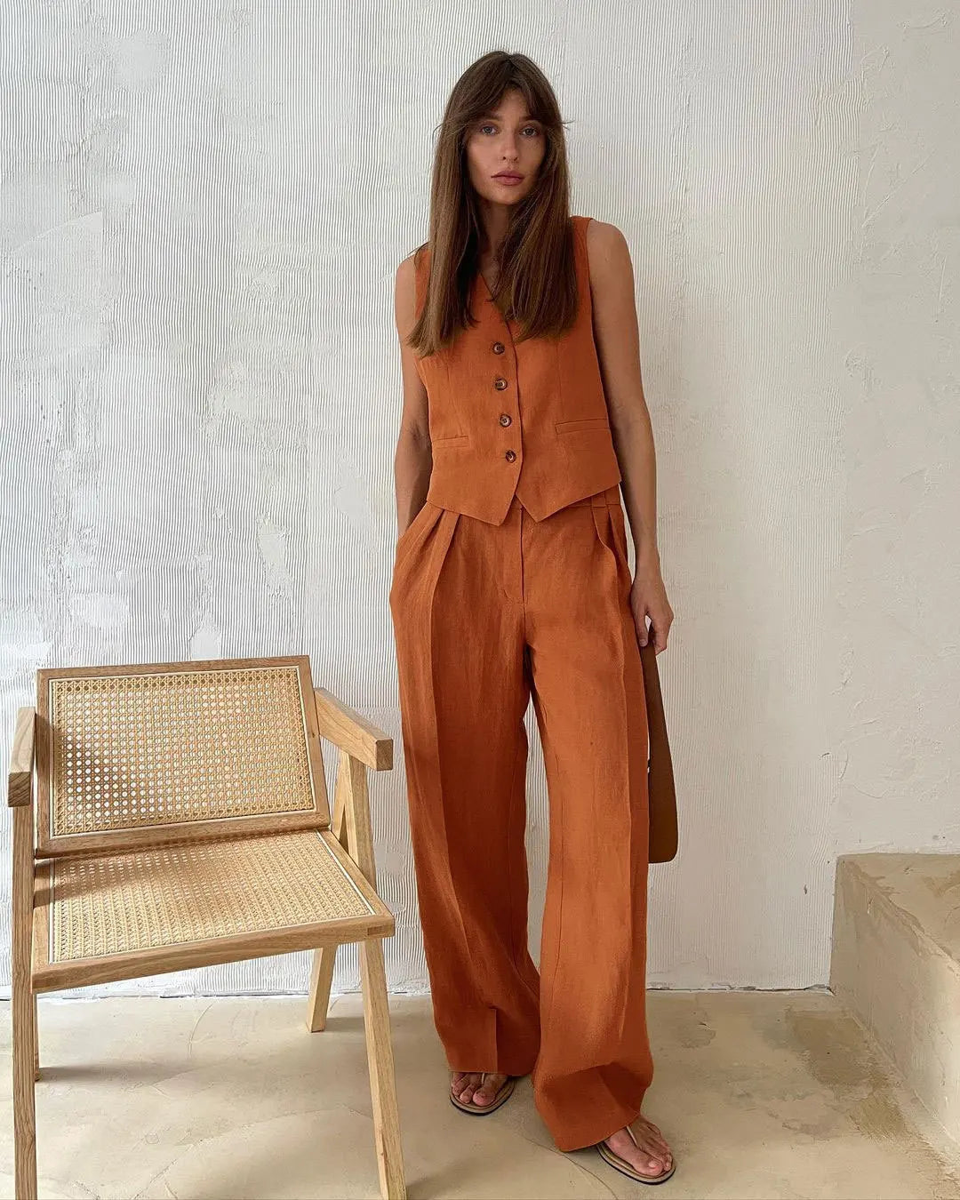 White women's high-waist wide-leg linen trousers with relaxed fit, showcasing their flowy, breathable fabric and stylish silhouette.