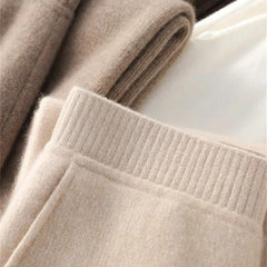 Women’s loose pull-on jogger pants, stylish and comfortable, featuring an elastic waistband and relaxed fit for everyday wear.