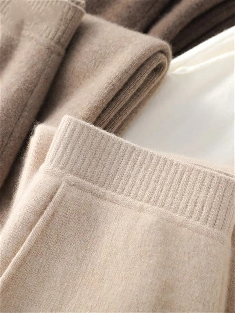 Women’s loose pull-on jogger pants, stylish and comfortable, featuring an elastic waistband and relaxed fit for everyday wear.