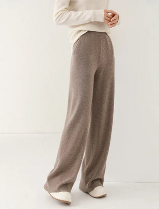 Women’s merino wool wide-leg joggers, stylish and comfortable pants with a relaxed fit, natural fiber for warmth and breathability.