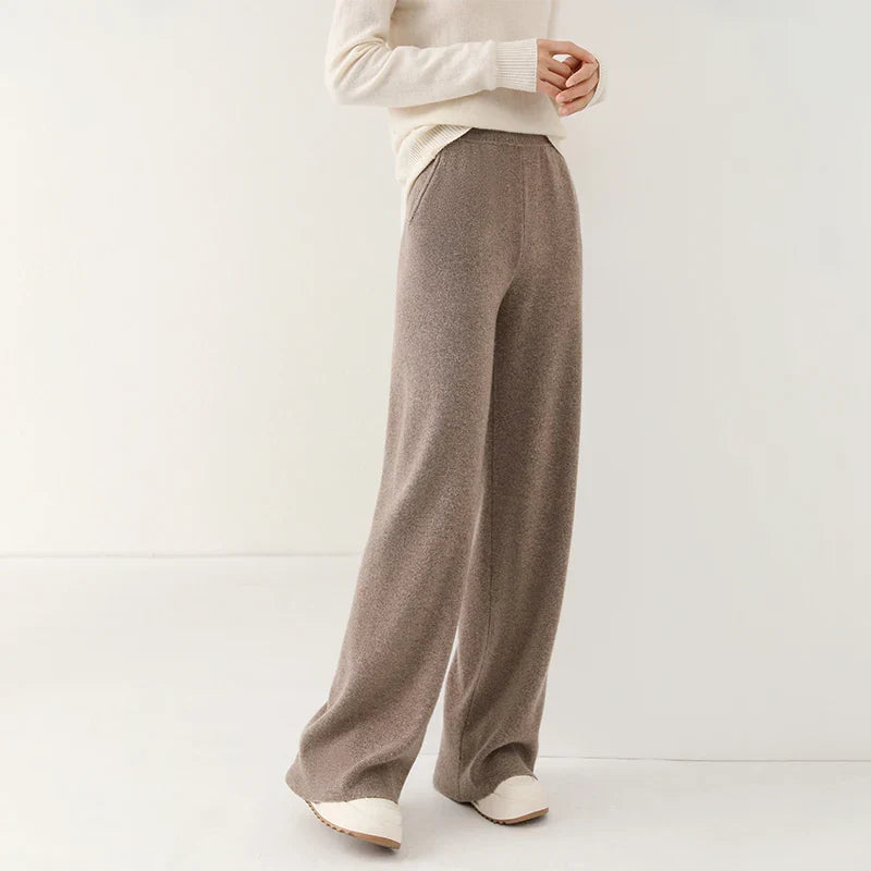 Women’s merino wool wide-leg joggers, stylish and comfortable pants with a relaxed fit, natural fiber for warmth and breathability.