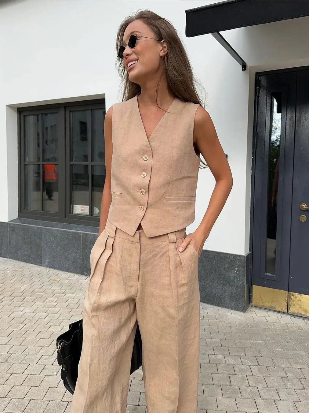 Women’s white wide leg linen trousers with high waist, stylish and comfortable pants for casual or dressy occasions.