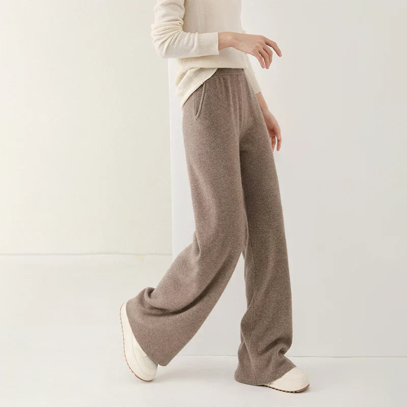 Women’s merino wool wide-leg jogger pants, stylish and cozy, featuring a comfortable elastic waistband and relaxed fit.