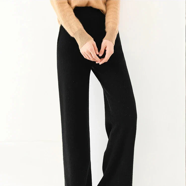 Women’s merino wool wide-leg joggers, stylish and comfortable pants, featuring a relaxed fit and soft wool texture.