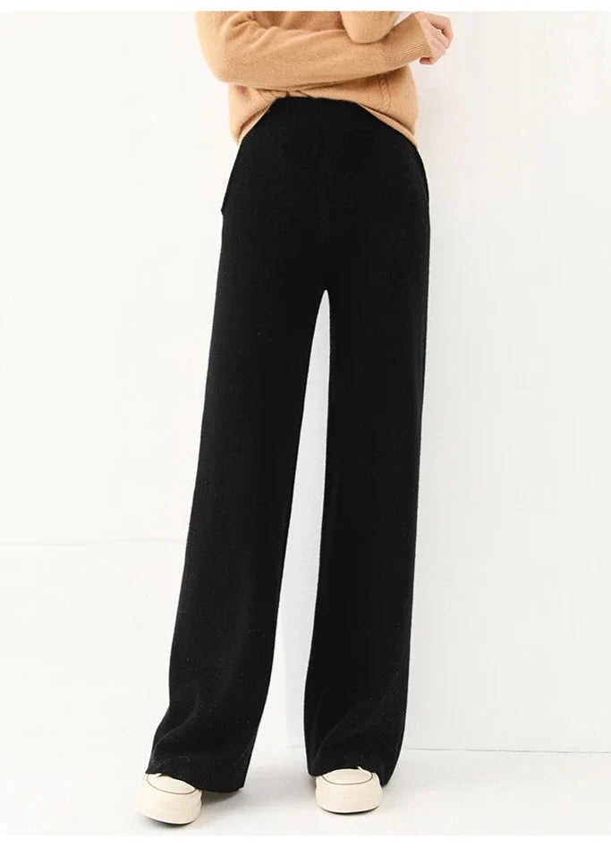 Wide-leg merino wool joggers for women, stylish and comfortable pants featuring a soft, natural wool blend and relaxed fit.