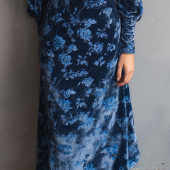Retro rose-print velvet turtleneck midi dress with long sleeves and fitted silhouette, stylish and elegant for fall or winter wear.