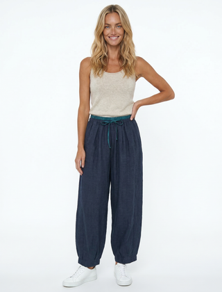 Light beige tapered linen trousers for women, loose pull-on style, casual pants with comfortable fit and relaxed silhouette.