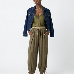 Light beige tapered linen trousers for women, loose pull-on style, made of breathable linen fabric.