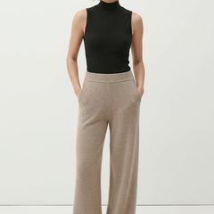 Women's loose pull-on jogger pants with a relaxed fit, shown in a casual outfit, ideal for comfortable everyday wear.