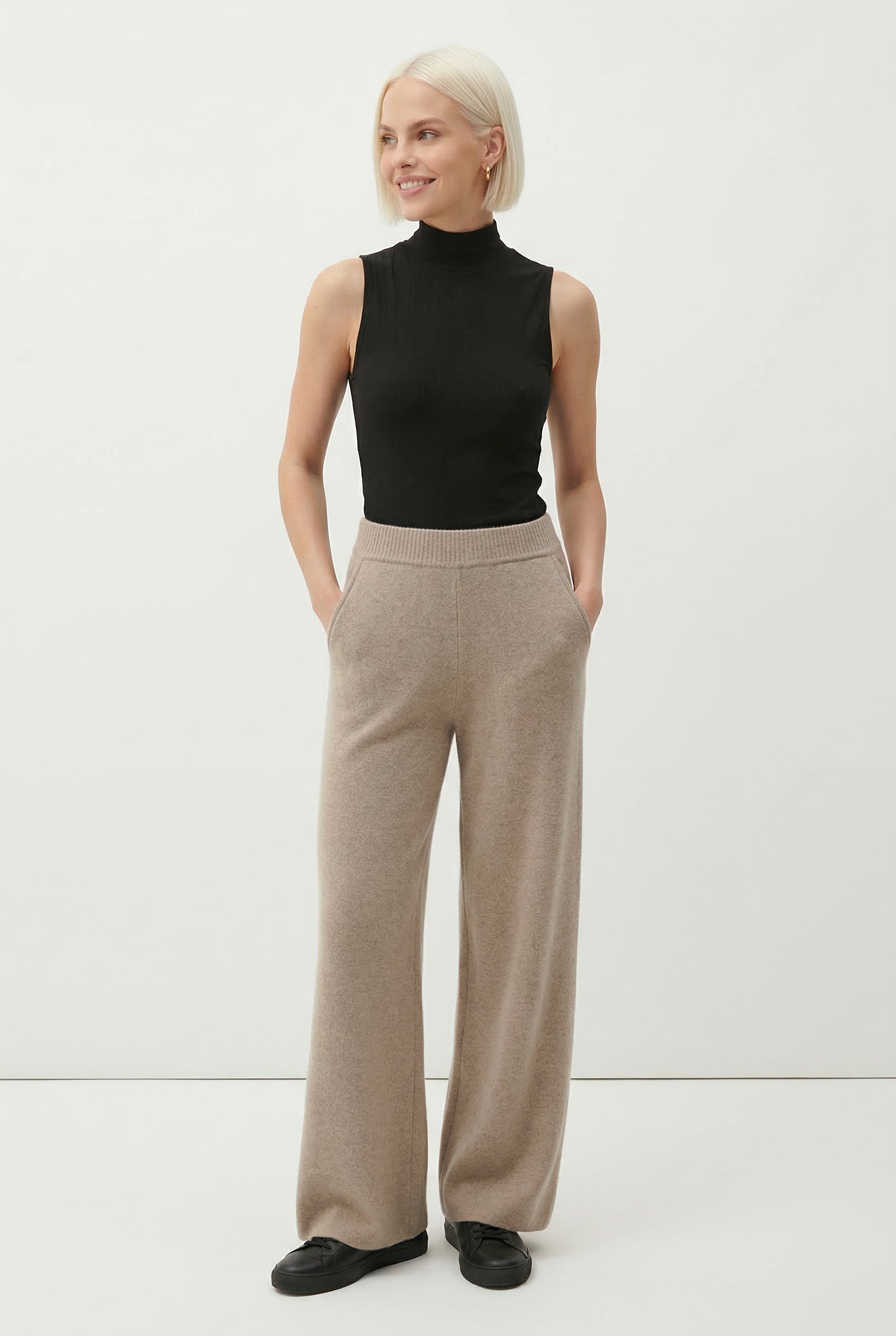 Women's loose pull-on jogger pants with a relaxed fit, shown in a casual outfit, ideal for comfortable everyday wear.