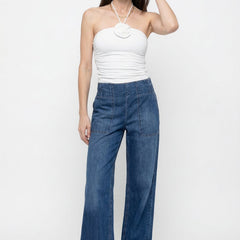Blue denim wide-leg jeans for women, relaxed fit, stylish pants with a casual and comfortable look.