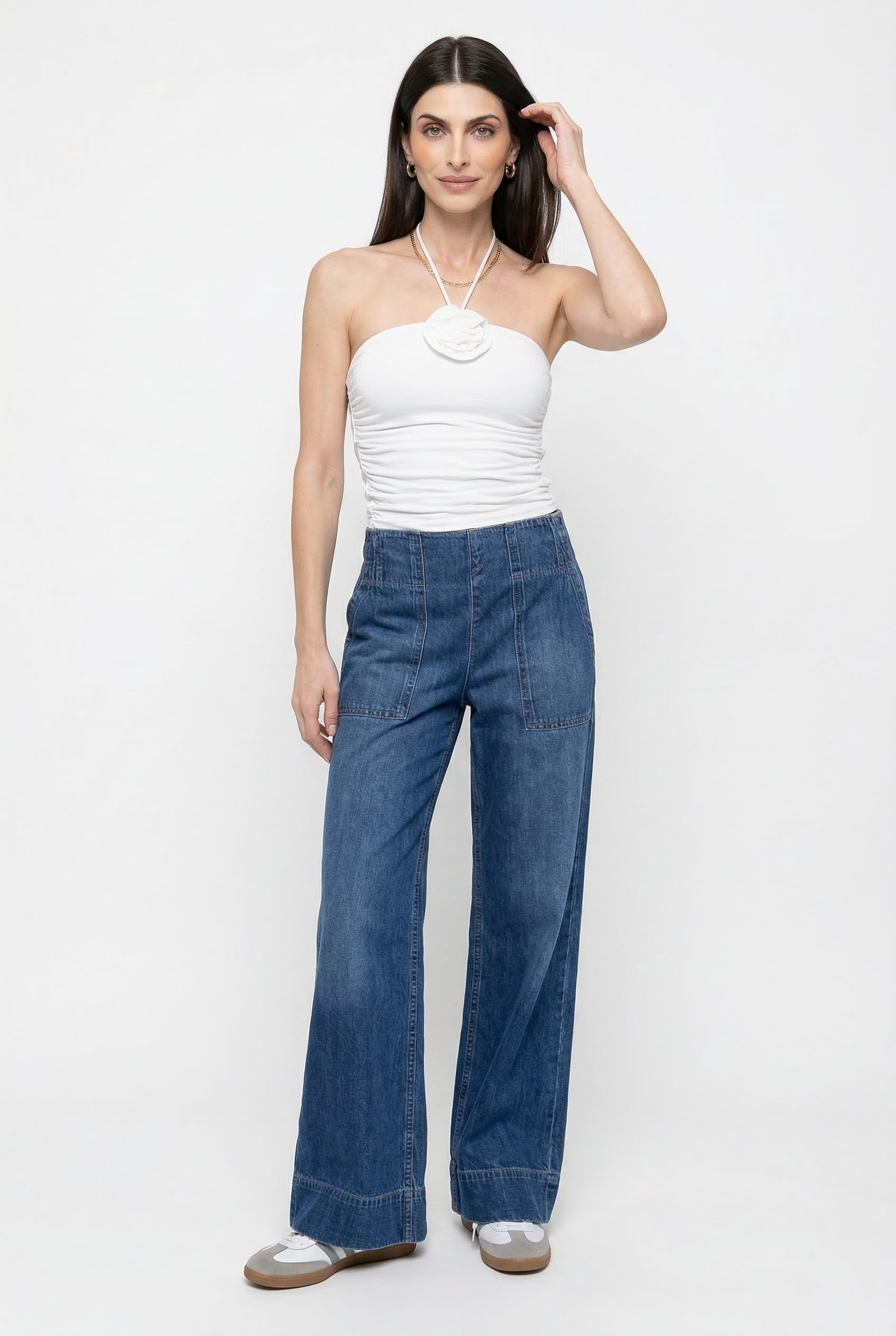Blue denim wide-leg jeans for women, relaxed fit, stylish pants with a casual and comfortable look.