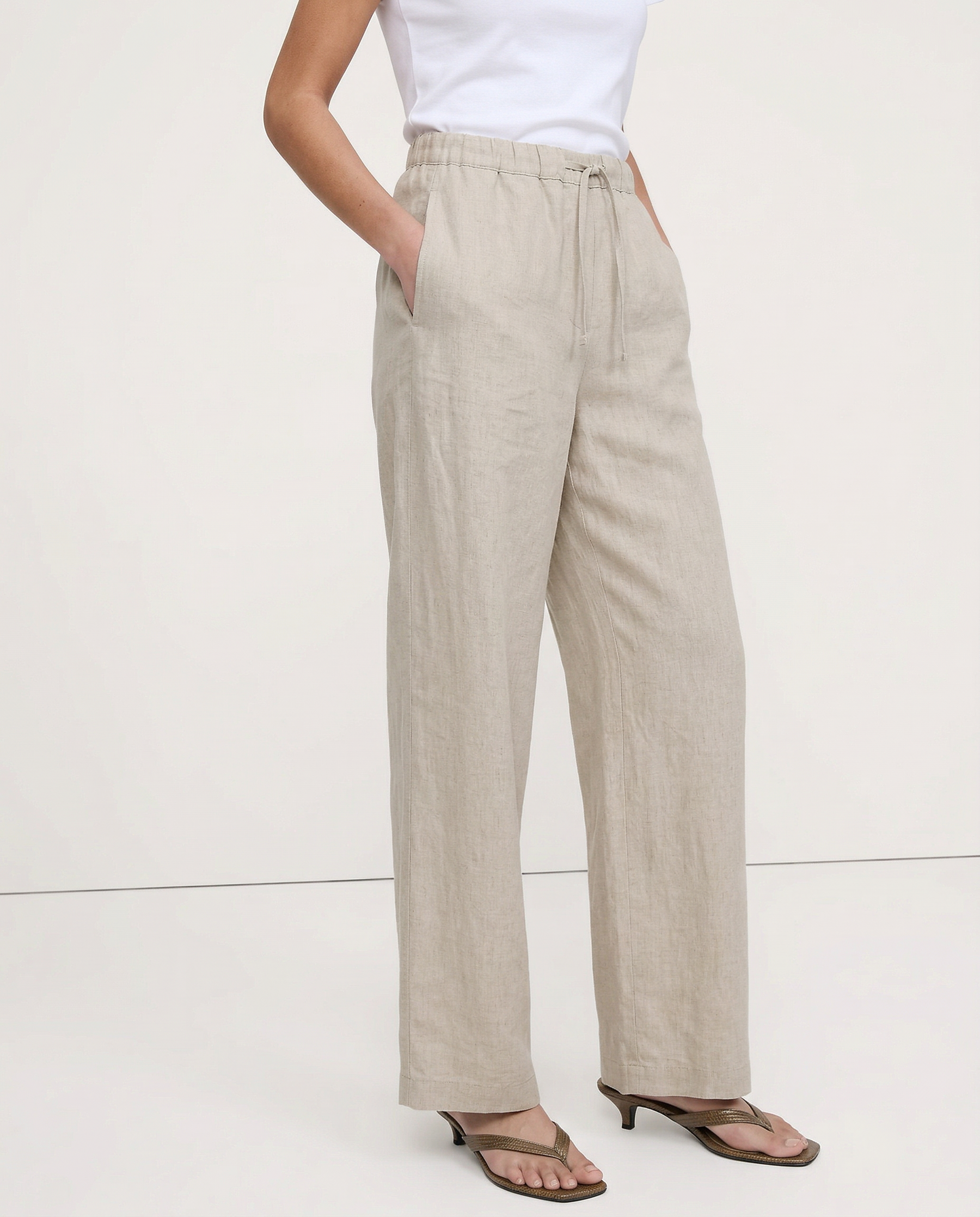 Knit wide-leg drawstring trousers for women, featuring loose fit and soft fabric, perfect for casual or relaxed wear.