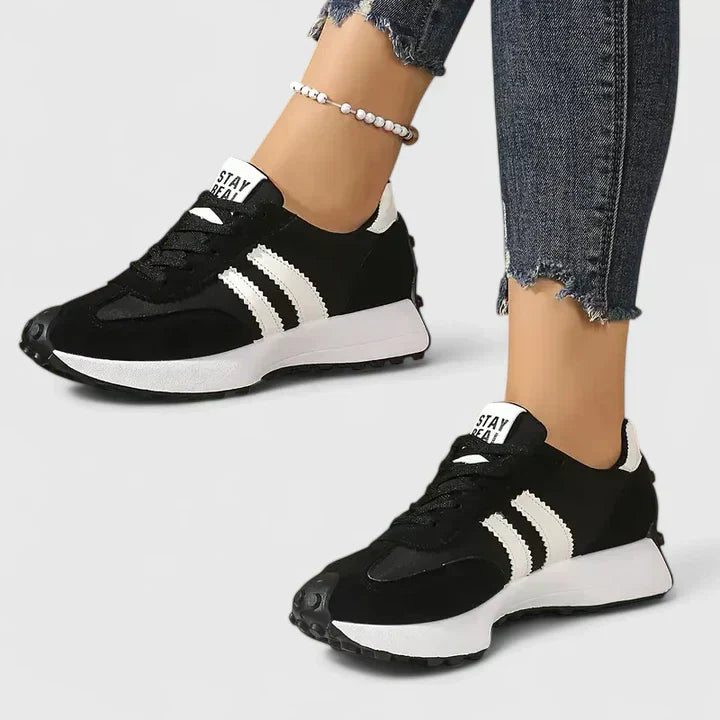 Comfortable women's orthopedic sneakers with cushioned insoles and supportive design, ideal for everyday wear.